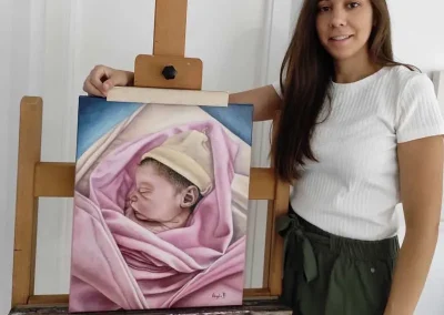 Angela posa junto a un retrato